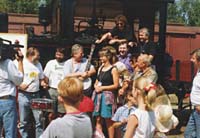 Strojvedoucí Hlaváč a topič Hübelbauer v hledáčku televizní kamery
